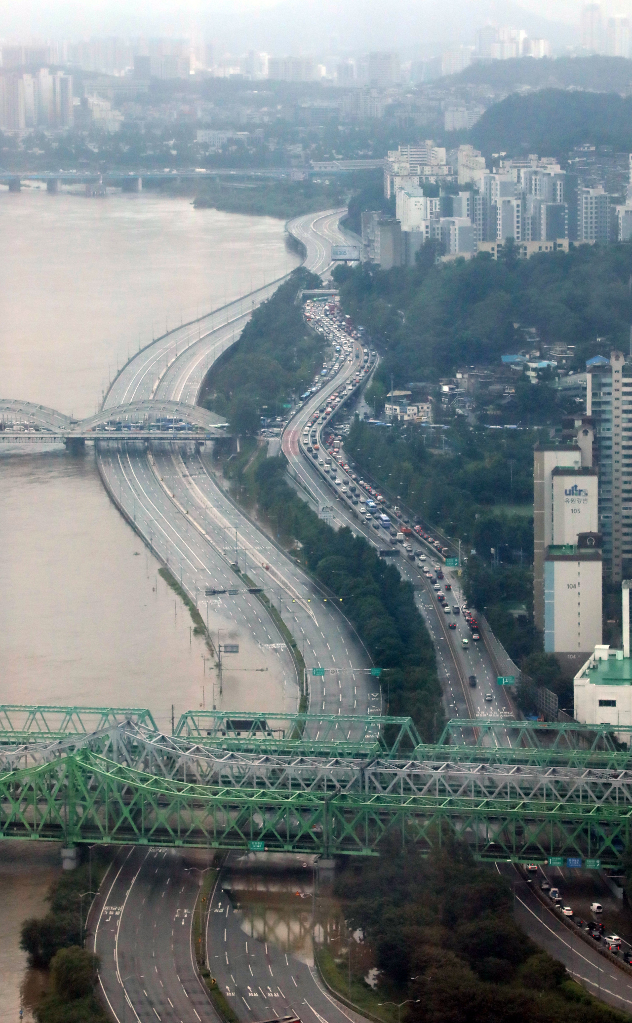 Roads alongside the Han River in Seoul are closed Thursday, flooded amid torrential rains. (Yonhap)