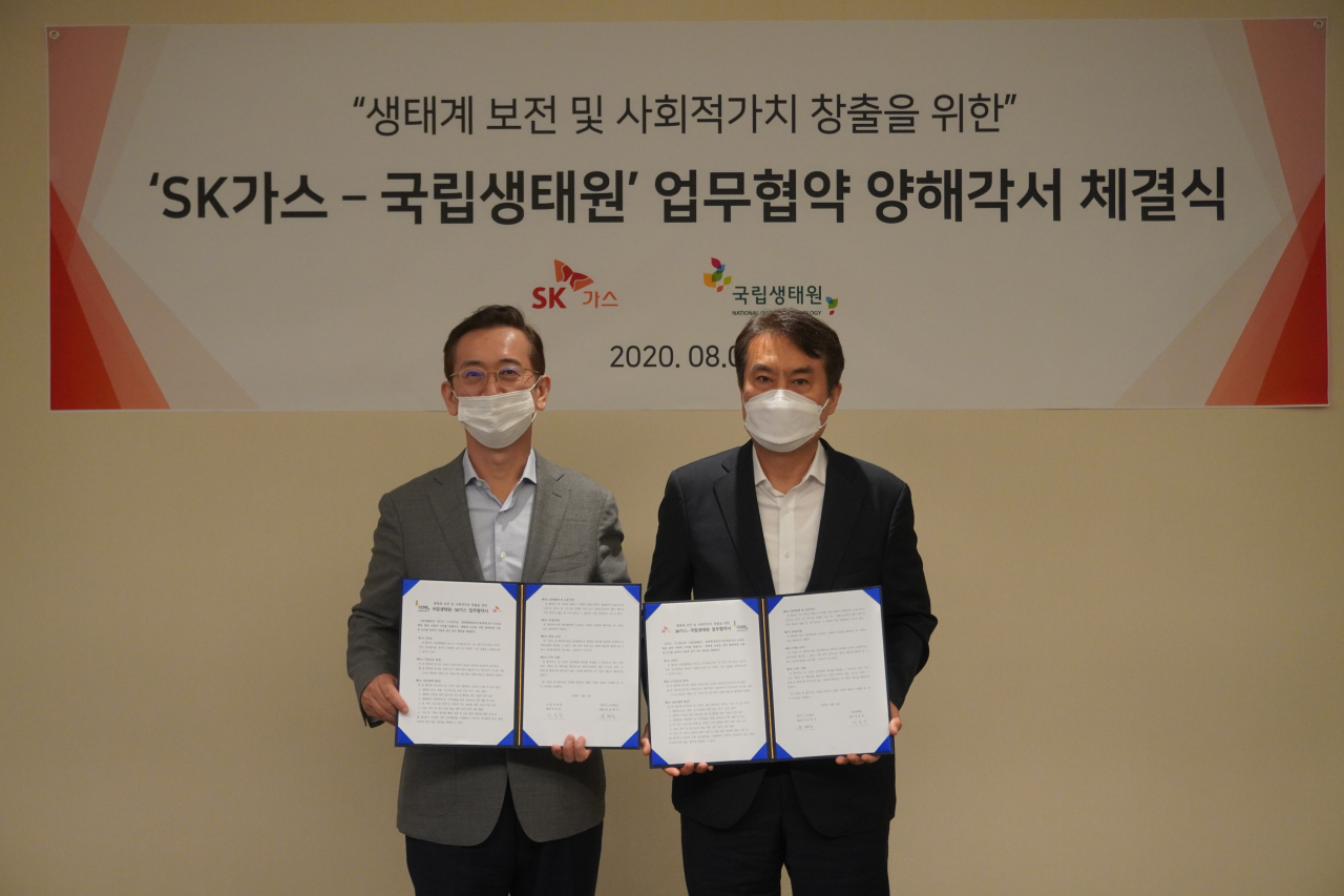 6일 경기도 성남시 SK가스 본사에서 윤병석 SK가스 대표이사(왼쪽)와 박용목 국립생태원장이 ‘생태계 보전 및 사회적가치 창출’을 위한 업무협약을 맺은 뒤 기념촬영을 하고 있다. [SK가스 제공]