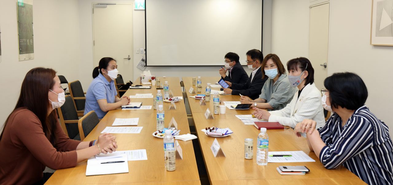 최윤희 제2차관(오른쪽에서 두번째)이 6일 국가대표 여성지도자들과 간담회를 가졌다./사진=문체부 제공