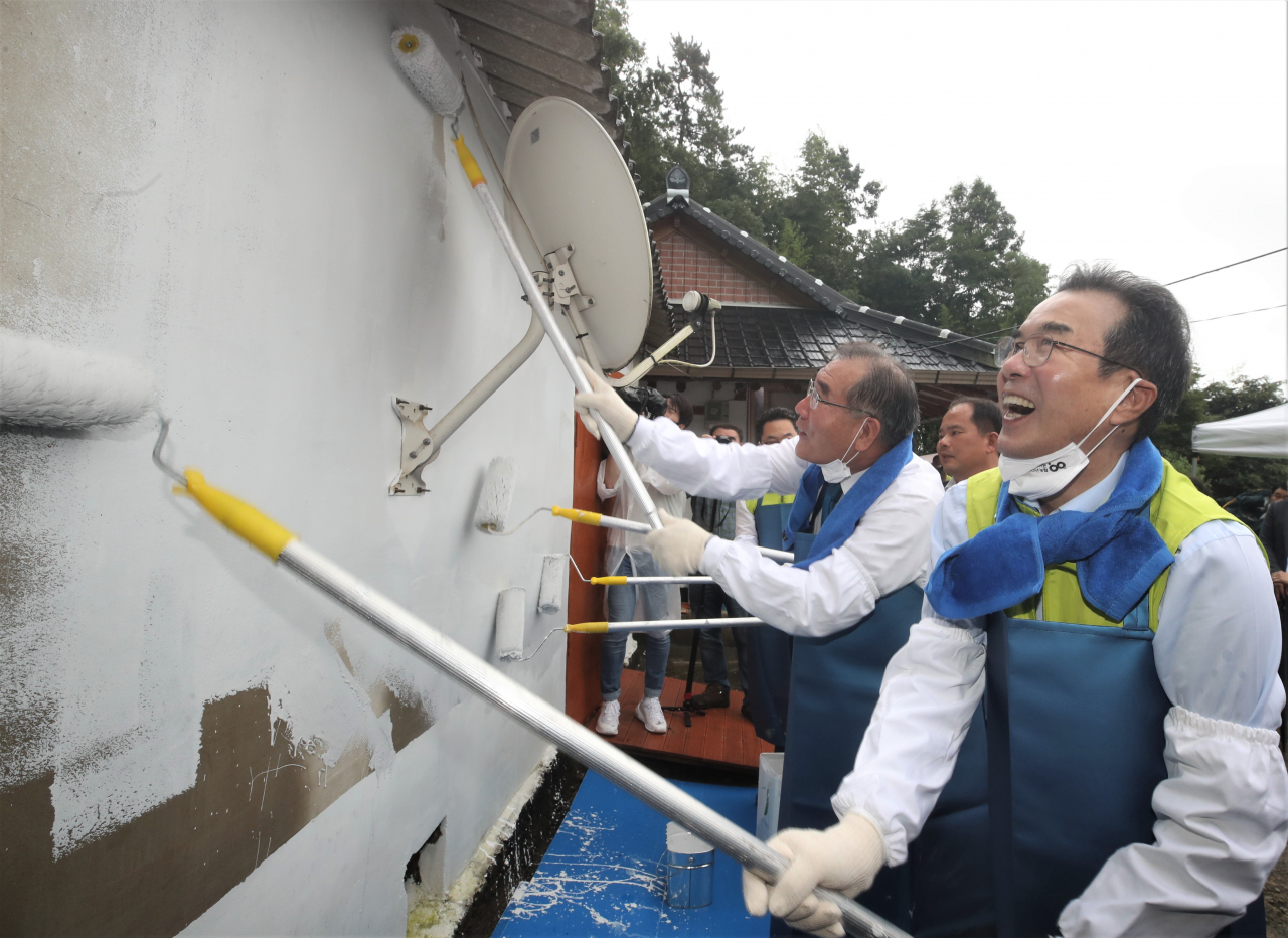 (오른쪽부터)이성희 농협중앙회장, 이개호 국회 농림축산식품해양수산위원회 위원장이 관계자들과 6일 전남 영광군 관내 농가에서 '사랑의 집고치기' 봉사활동을 하며 구슬땀을 흘리고 있다. [농협 제공]