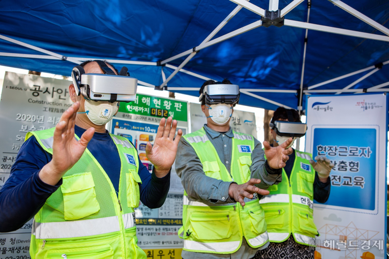 공사 현장 근로자들이 고글을 쓰고 VR 기기를 활용해 공사 사고를 간접 체험하고 있다. [서울시설공단 제공]