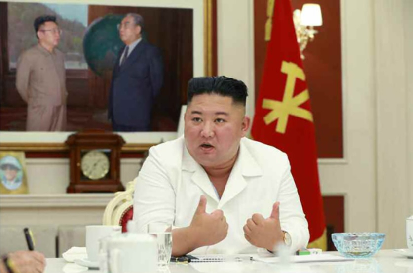 북한 조선중앙통신은 7일 김정은 국무위원장이 수해를 입은 황해북도 은파군 대청리 일대를 찾아 현장을 점검하고 국무위원장 예비양곡과 전략예비분 물자를 풀어 복구에 활용할 것을 지시했다고 보도했다. 김 위원장이 5일 노동당 정무국회의를 주재한 모습. [헤럴드DB]