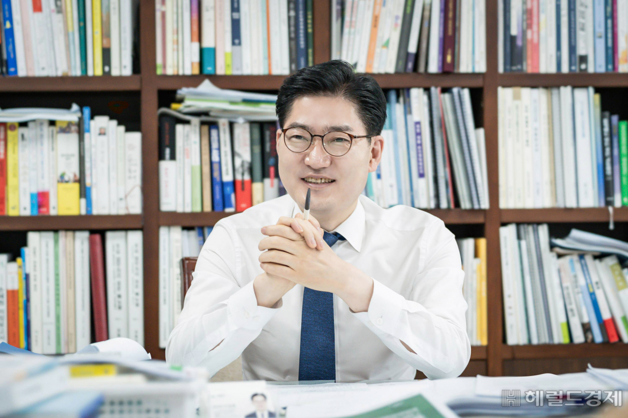 젊은 초선의 이정훈 강동구청장은 "도시의 화려한 성장이 결코 또 다른 양극화를 초래해선 안 될 것"이라며 낙후한 구도심에 각별한 애정을 보였다. [강동구 제공]