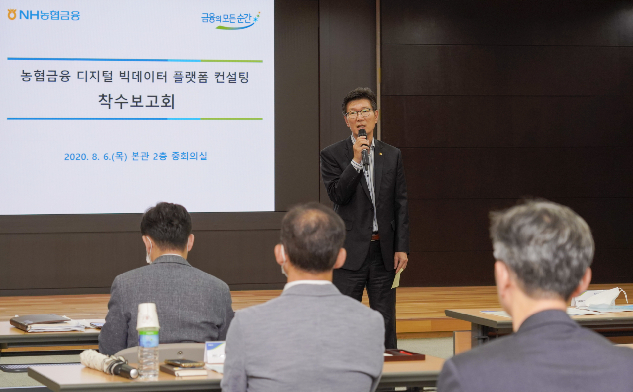 6일 서울 중구 소재 농협금융 본사 회의실에서 열린 '농협금융 디지털 빅데이터 플랫폼' 컨설팅 착수 보고회에서 이상래 농협금융 디지털부문장이 당부 말씀을 하고 있다.
