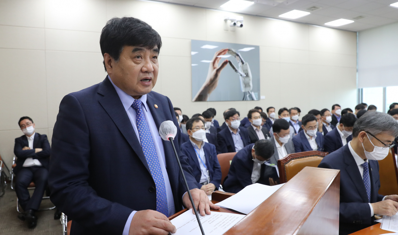 한상혁 방송통신위원회 위원장이 지난달 28일 서울 여의도 국회에서 열린 과학기술정보방송통신위원회 전체회의에서 업무보고하고 있다. [연합]