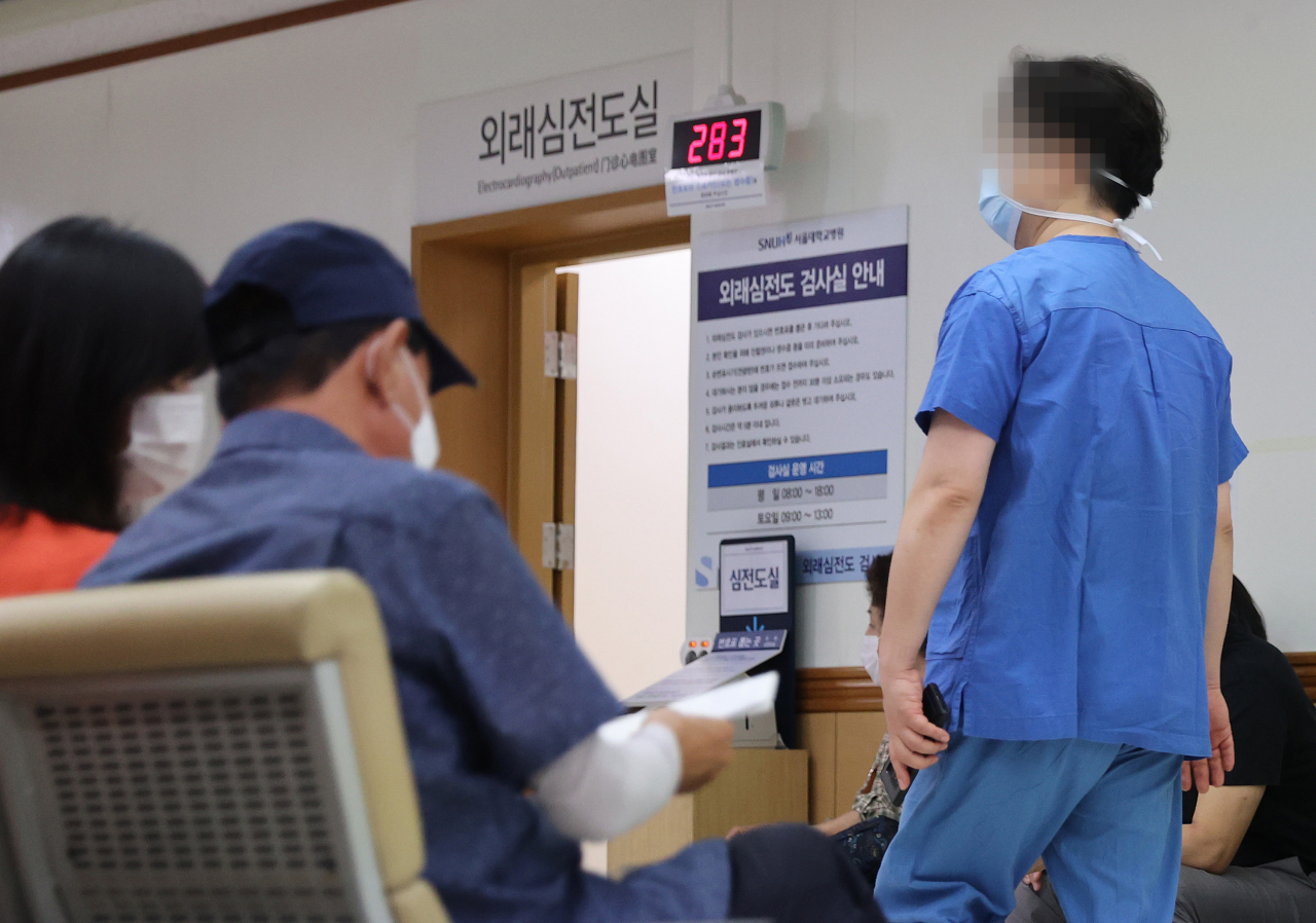 의과대학 정원 증원에 반대하는 의사단체가 파업을 예고한 가운데 대한전공의협의회는 7일, 대한의사협회는 오는 14일 파업에 각각 돌입한다. 사진은 6일 서울 종로구 서울대병원. 연합뉴스