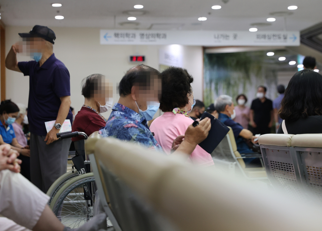 의과대학 정원 증원에 반대하는 의사단체가 파업을 예고한 가운데 대한전공의협의회는 7일, 대한의사협회는 오는 14일 파업에 각각 돌입한다. 사진은 6일 서울 종로구 서울대병원. 연합뉴스
