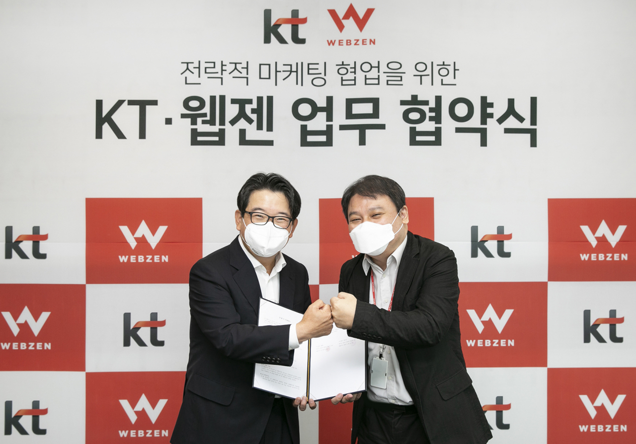(왼쪽부터)KT 커스터머부문신사업본부장 김훈배 전무와 웹젠의 김태영 대표가 기념 촬영을 하고 있다.