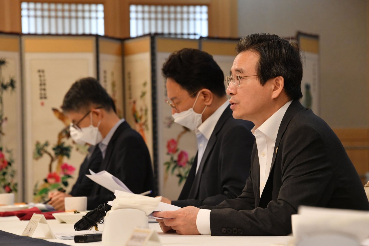 김용범 기획재정부 차관이 7일 서울 광화문 정부서울청사에서 ‘혁신성장 전략점검회의 및 정책점검회의 겸 물가관계차관회의’를 주재하고 있다. 김 차관은 이 자리에서 긴 장마에 따른 농산물 가격 불안에 대응해 비축물량 방출 등 대책을 마련해 추진하겠다고 밝혔다. [기획재정부 제공]