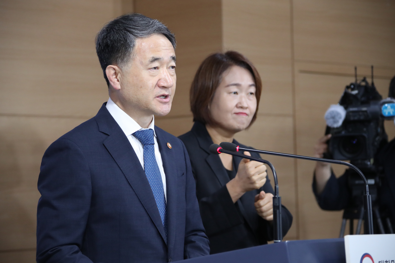 의과대학 정원 확대 방안에 반대하는 전공의들의 집단 휴진(파업)을 하루 앞둔 6일 박능후 보건복지부 장관이 정부서울청사에서 대국민 담화를 발표하고 있다. [연합]