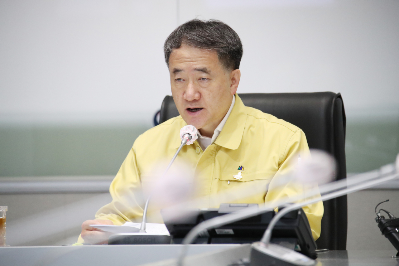 박능후 보건복지부 장관이 정부서울청사 재난상황실에서 열린 신종 코로나바이러스 감염증(코로나19) 대응 중앙재난안전대책본부 화상회의를 주재하며 발언하고 있다. 연합뉴스