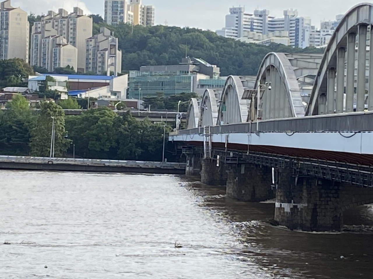 지난 6일 오후 5시께 서울 용산구 노들섬 쪽에서 바라본 한강대교와 올림픽대로. 주소현 기자/addressh@heraldcorp.com
