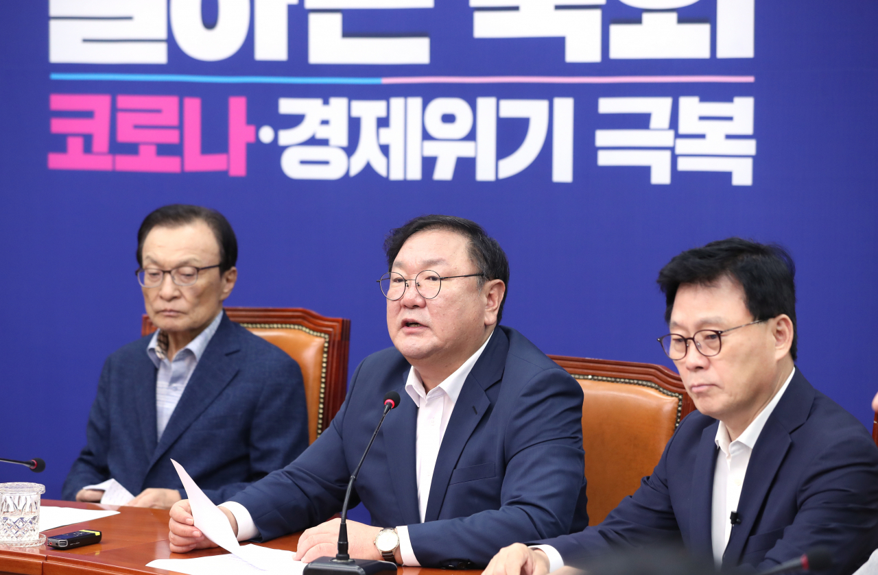 김태년 더불어민주당 원내대표(가운데)가 7일 오전 서울 여의도 국회에서 열린 최고위원회의에서 발언하고 있다. [연합]