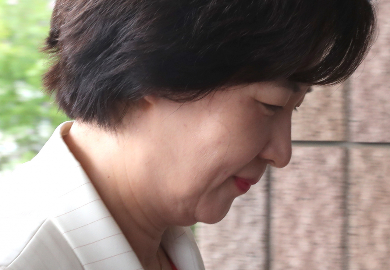취임 후 두 번째 검사장급 고위 간부 인사를 앞둔 7일 오전 추미애 법무부 장관이 경기도 정부과천청사로 출근하고 있다. [연합]
