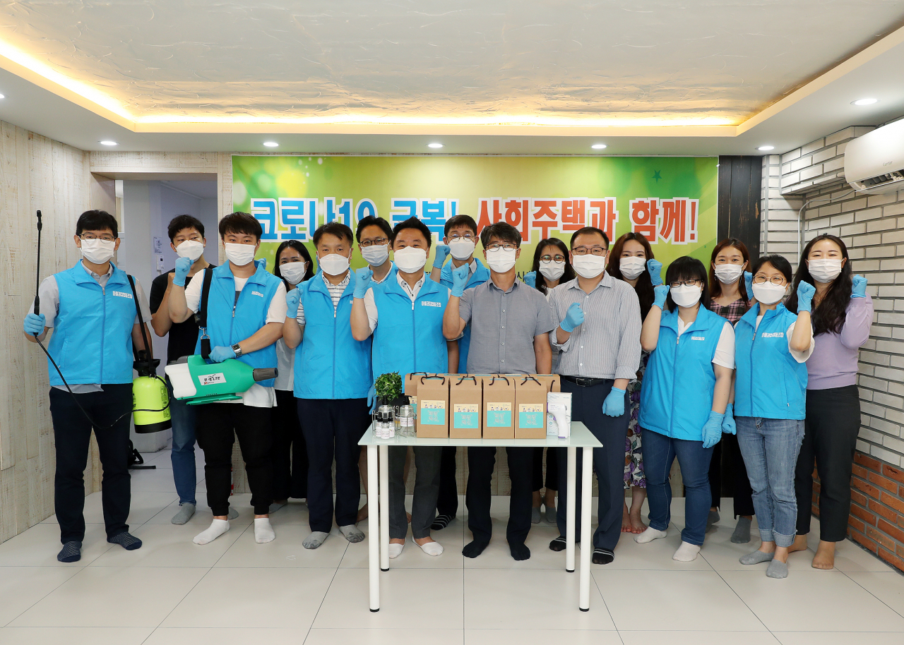 지난 6일 SH공사 및 ㈜사회주택관리 관계자들이 ‘자몽하우스 덕성여대점’에서 방역활동 후 기념촬영을 하고 있다. [SH공사 제공]