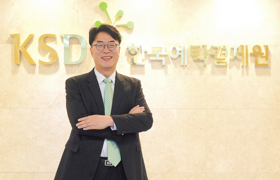 이명호 한국예탁결제원 사장이 지난 4일 서울 여의도 예탁원 사옥에서 헤럴드경제와 사장 취임 후 첫 인터뷰을 갖고 예탁원 사장에 취임하기까지의 이력과 취임 소회·경영 목표 등을 설명하고 있다. 이상섭 기자