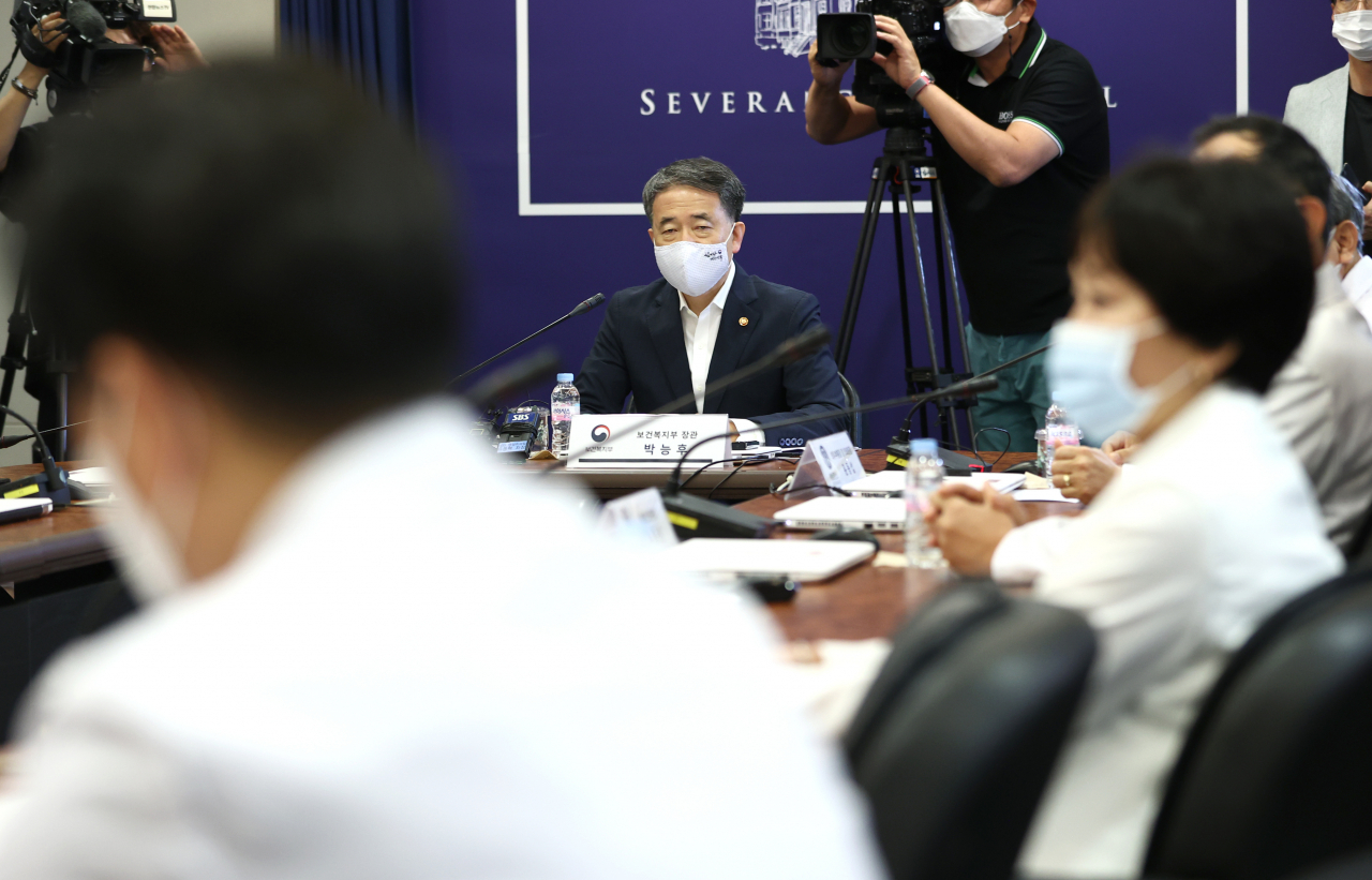 박능후 보건복지부 장관이 7일 의과대학 정원 확대 방안에 반대하는 전공의들의 집단 휴진(파업)과 관련 신촌 세브란스병원을 방문, 간담회를 하고 있다. [연합]