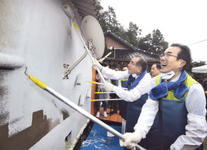 (오른쪽부터)이성희 농협중앙회장, 이개호 국회 농림축산식품해양수산위원회 위원장이 관계자들과 전남 영광군 관내 농가에서 ‘사랑의 집고치기’봉사활동을 하며 구슬땀을 흘리고 있다.[농협 제공]