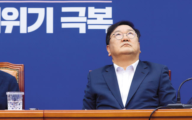 김태년 더불어민주당 원내대표가 7일 국회에서 열린 최고위원회의에서 다른 최고위원의 발언을 들으며 심각한 표정으로 위를 보고 있다. [연합]