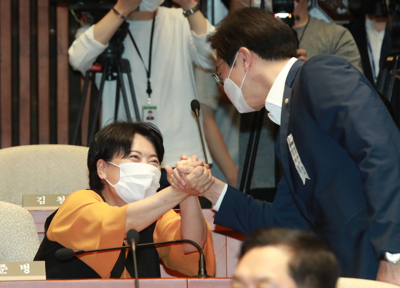 윤희숙 미래통합당 의원이 4일 오전 서울 여의도 국회에서 열린 의원총회에서 동료 의원들과 인사를 나누고 있다. [연합]