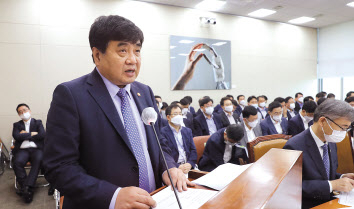 한상혁 방송통신위원회 위원장이 지난달 28일 서울 여의도 국회에서 열린 과학기술정보방송통신위원회 전체회의에서 업무보고하고 있다. [연합]