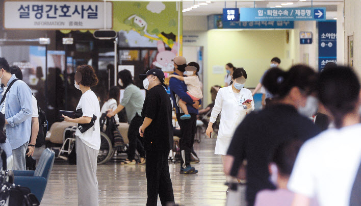 의과대학 정원 확대 방안에 반대하는 전공의들이 파업에 돌입하며 집단 휴진에 들어간 가운데 7일 오전 서울 종로구 서울대학교병원에서 의료진이 분주하게 움직이고 있다. 이상섭 기자