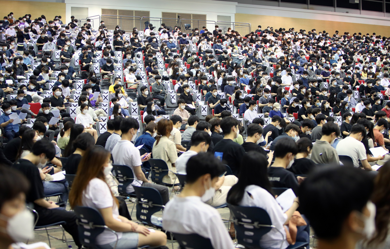 전국 전공의가 의과대학 정원 확대에 반대하며 집단휴진에 들어간 7일 오전 대구 북구 엑스코에서 열린 '2020 젊은의사 단체행동'에서 대구·경북 전공의와 의대생 등 1600여명이 참석해 발언을 듣고 있다. [연합]