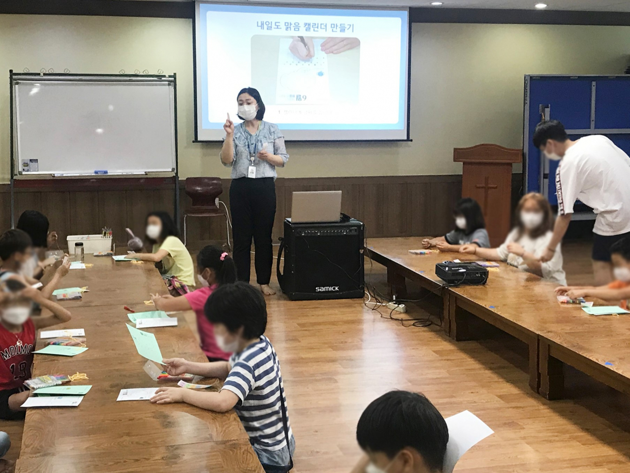 코이카는 세계시민교육 시리즈 교육기부를 통해 미래세대를 세계 시민으로 거듭나게 하고 교육 격차를 해소에 기여하고자 한다고 7일 밝혔다. 제천 지역아동센터의 초등학생들이 기후변화에 대해 알아보는 세계시민교육인 ‘내일도 맑음인가요?’프로그램에 참여하고 있다. [코이카 제공]
