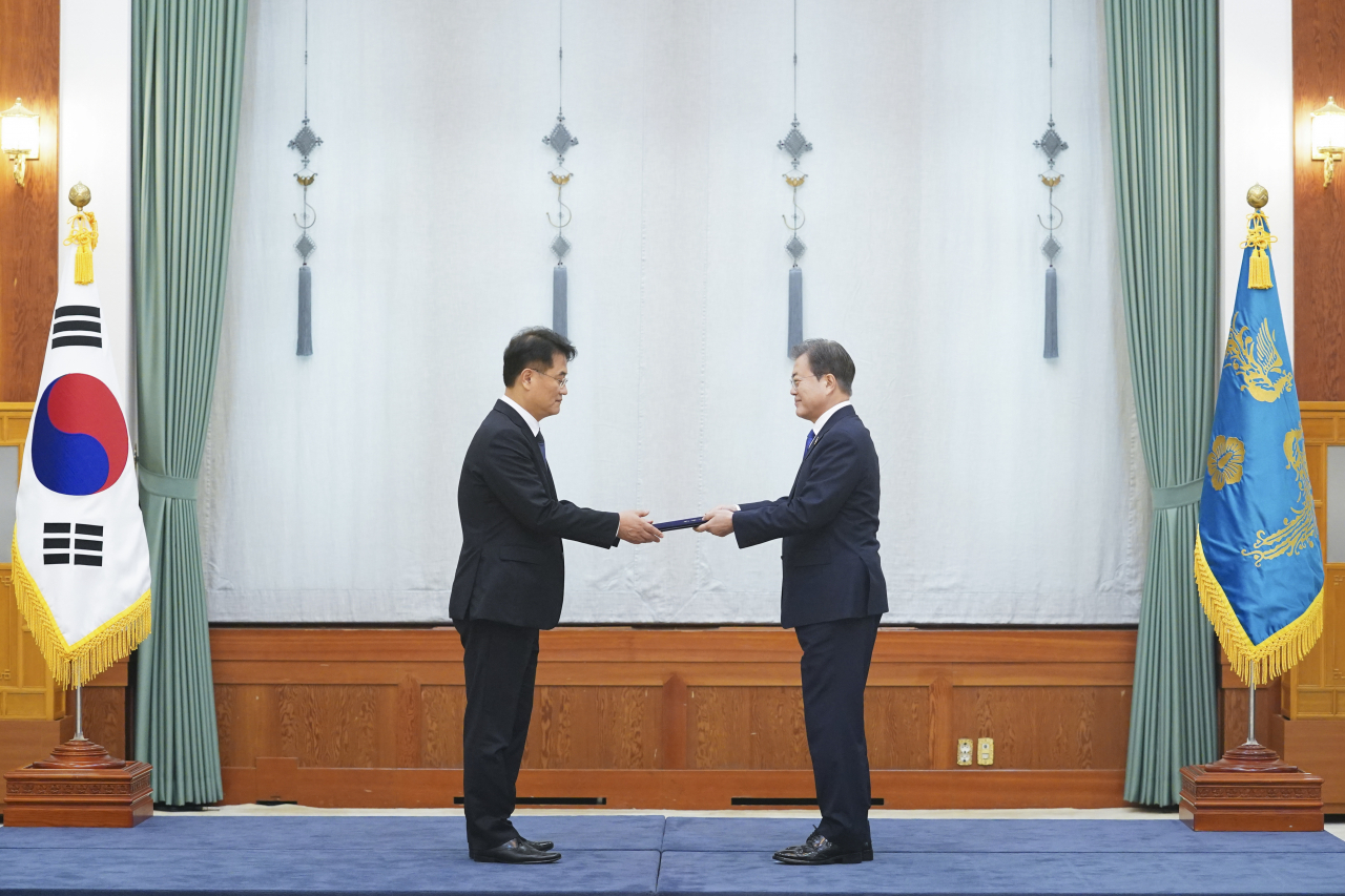 문재인 대통령이 7일 청와대에서 윤종인 개인정보보호위원회 초대 위원장에게 임명장을 수여하고 있다. [연합]