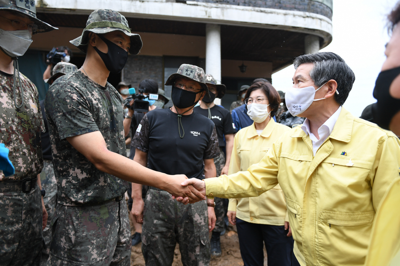 정경두 국방부 장관이 7일 연이은 집중호우로 수해를 입은 경기도 안성시 죽산면을 찾아 대민지원에 투입된 장병을 격려하고 있다.[사진=국방부]