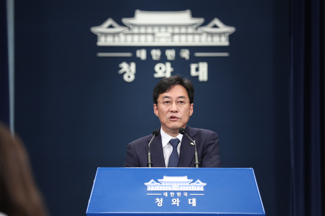 강민석 청와대 대변인이 7일 청와대에서 노영민 대통령 비서실장과 청와대 수석 전원의 사의표명에 대해 브리핑하고 있다. [연합]