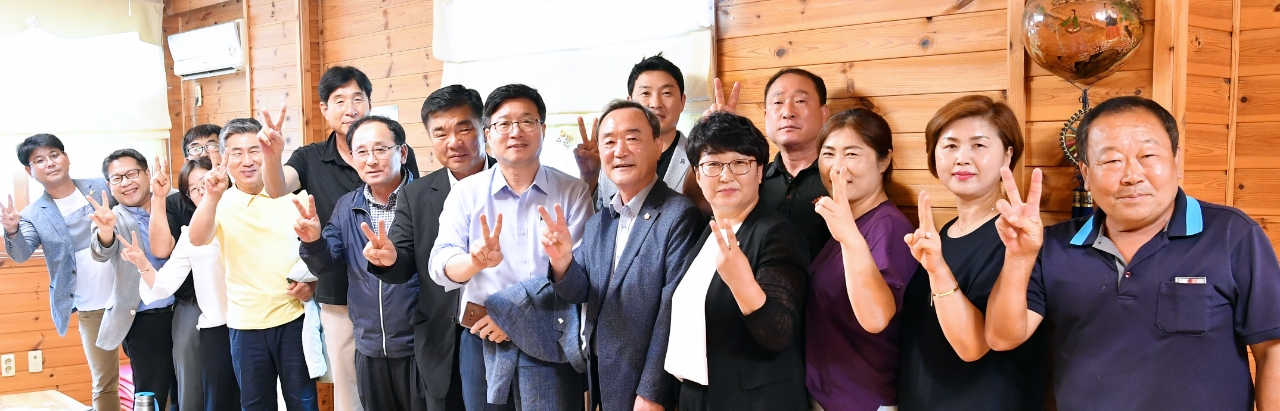 염태영 후보가 7일 전남 고흥 당원과 기념촬영을 하고있다.