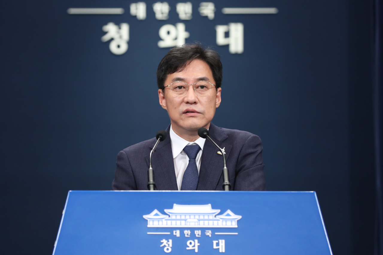 강민석 청와대 대변인이 7일 청와대에서 노영민 대통령 비서실장과 청와대 수석 전원의 사의표명에 대해 브리핑 하고 있다. 연합뉴스
