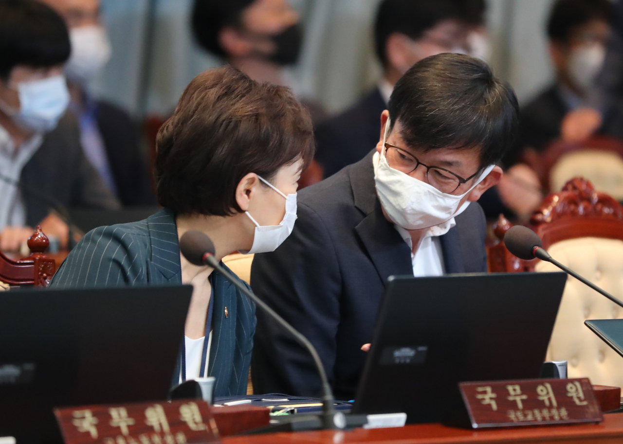 김현미 국토교통부 장관과 김상조 정책실장. [연합]