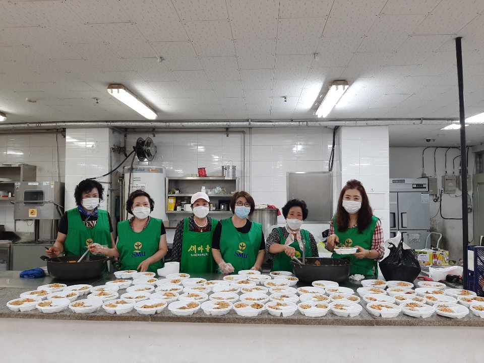 보라동 새마을부녀회원들이 도시락 전달에 앞서 기념촬영을 하고 있다. [용인시 제공]
