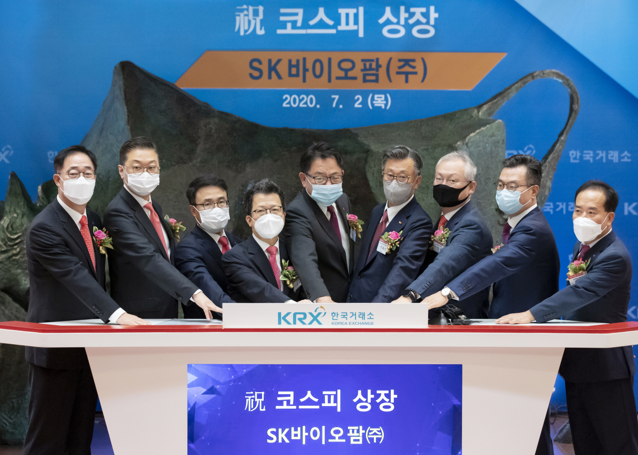 지난달 2일 오전 서울 한국거래소에서 열린 SK바이오팜 코스피 신규상장 기념식에서 조정우 SK바이오팜 대표(왼쪽 다섯 번째)를 비롯한 내빈들이 시초가 확인을 기다리는 모습. 연합뉴스
