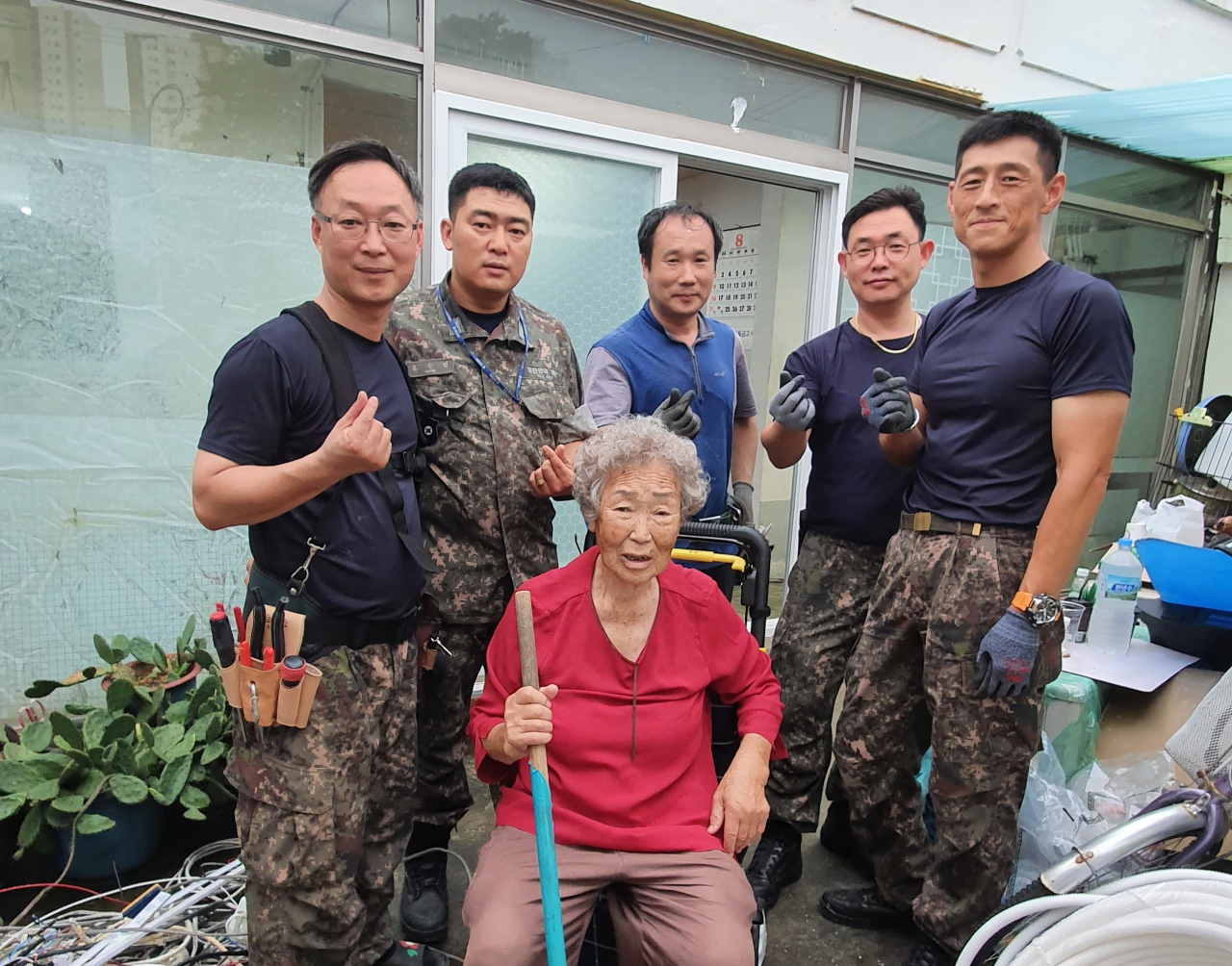 해군교육사령부 전투병과학교 교관들이 폭우 피해가구 긴급 복구활동을 펼치고 있다.