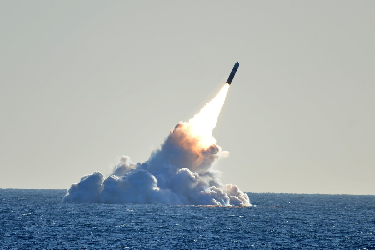 미 해군 소속 잠수함이 핵탄두를 탑재할 수 있는 잠수함발사탄도미사일(SLBM)을 발사하는 모습. [미 해군]