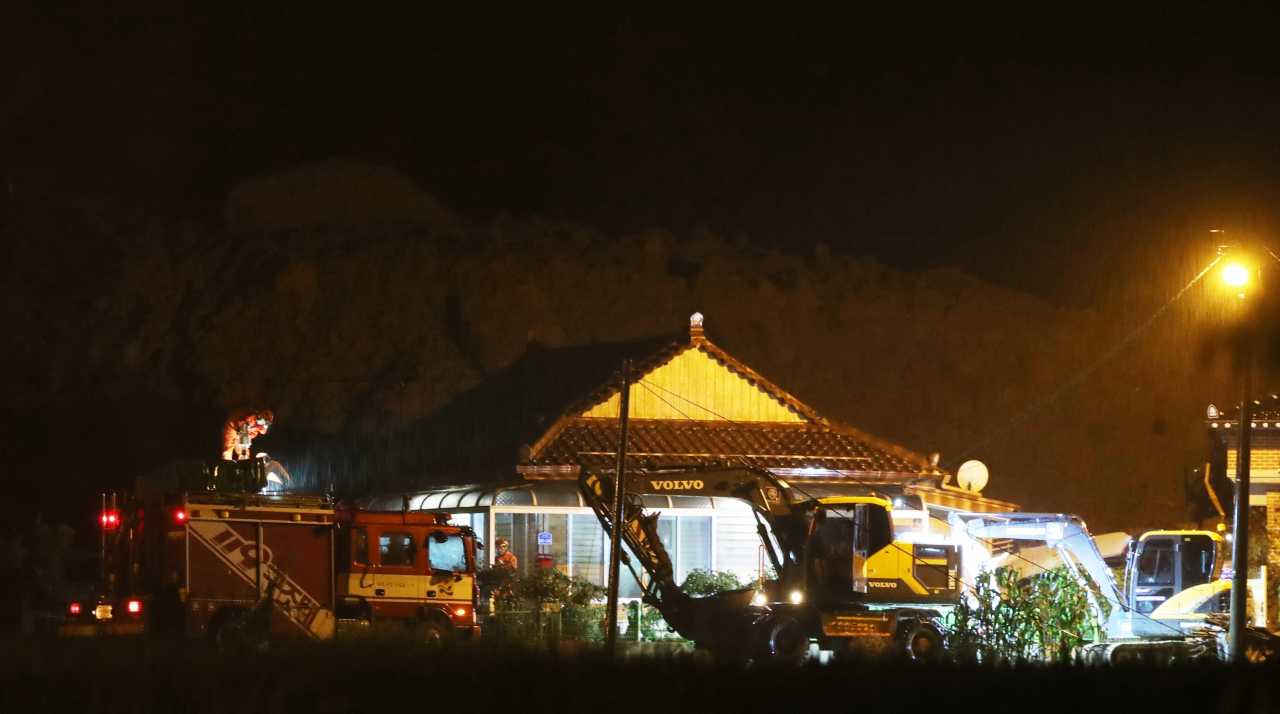 8일 오전 전남 곡성군 오산면의 한 마을 뒷산을 넘어 온 토사가 주택 4채를 덮친 사고 현장이 어둠 속에서 보인다. 전날 오후 발생한 이 사고로 3명이 숨졌으며, 2명이 실종상태다. 폭우가 계속되면서 추가 토사 붕괴 우려가 커 수색은 중단됐다. [연합]