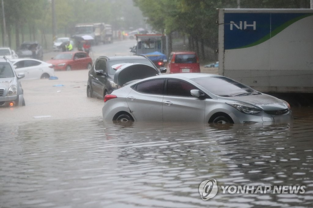 지난 7일부터 광주전남 지역에 연일 강한 비가 내리면서 산사태로 인한 사망, 열차 운행 중단 등 피해가 잇따르고 있다.[연합]