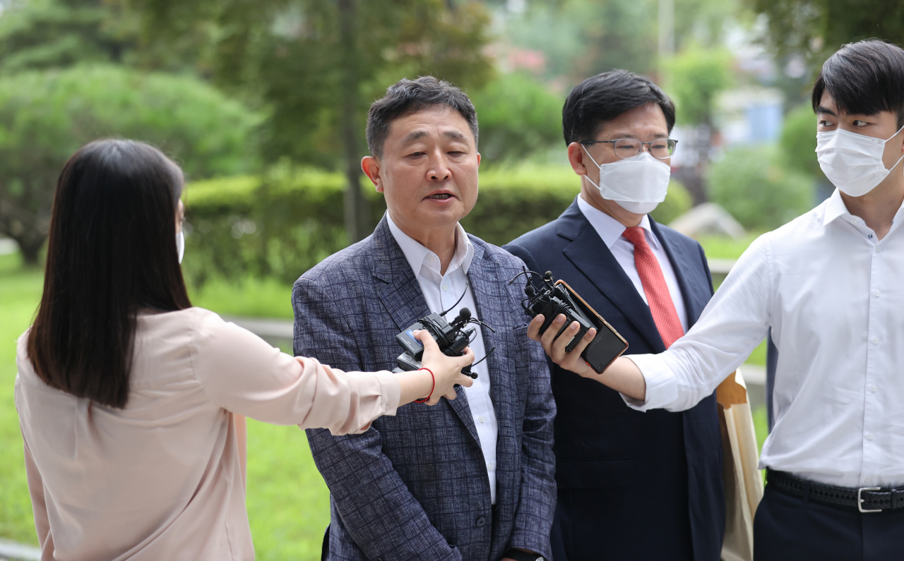 허인회 전 녹색드림협동조합 이사장이 7일 오전 서울 도봉구 서울북부지법에서 열린 영장심사에 출석하며 취재진의 질문에 답하고 있다. [연합]