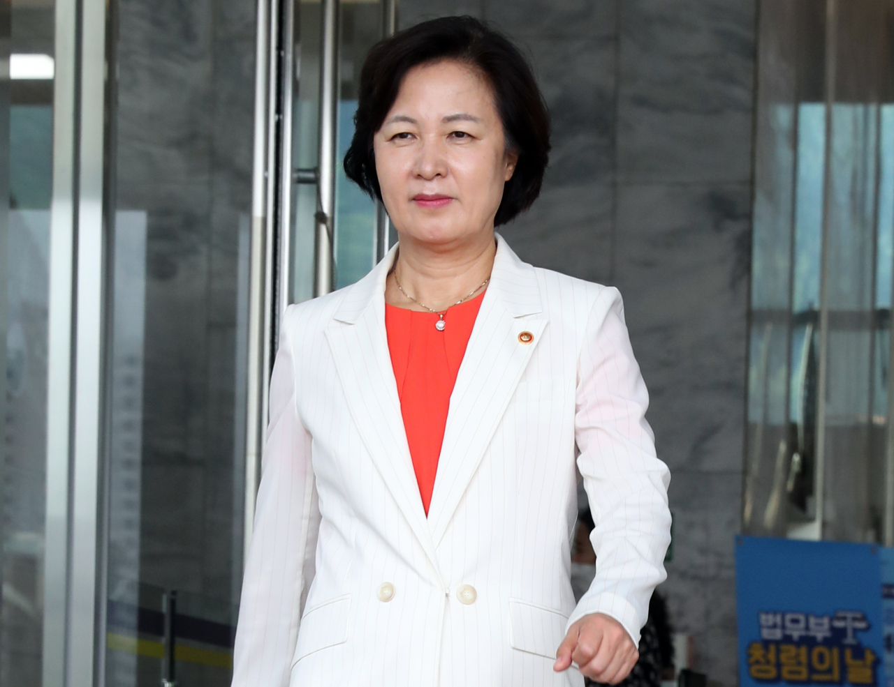 검사장급 이상 간부 인사가 발표된 7일 추미애 법무부 장관이 경기도 정부과천청사 법무부를 나서고 있다. [연합]