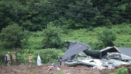 Rescue workers search for people trapped in the debris of a landslide in a town in Gokseong, about 400 kilometers south of Seoul, on Aug. 8, 2020. (Yonhap)
