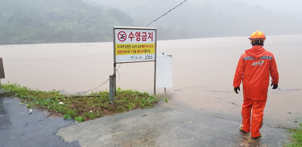 남부지방에 폭우가 내리면서 8일 오전 전남 구례군 섬진강의 물이 불어 범람하고 있다. [연합]