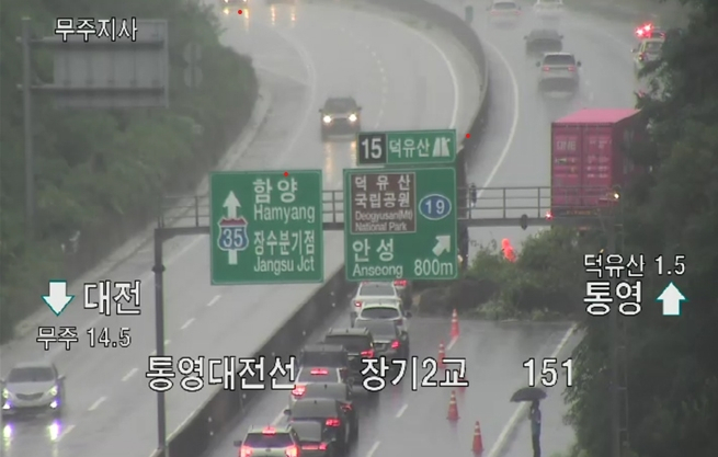 산사태가 도로를 덮친(사진 오른쪽) 덕유산TG 인근 CCTV 화면. [한국도로공사 무주지사 제공]