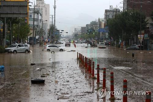 지난 7일부터 이어진 폭우로 광주전남 지역에 인명 피해가 속출하고 있다. 사진은 8일 오전 침수돼 도로가 통제 중인 광주 북구 신안교 [연합]