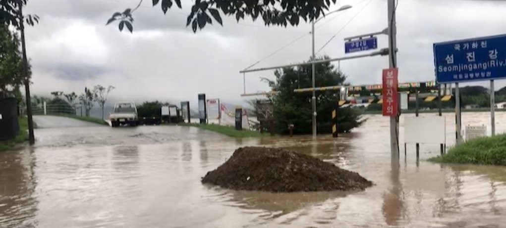 The Seomjin River is on the verge of overflowing in Gurye, South Jeolla Province, on Aug. 8, 2020, in this photo provided by the Gurye county office. (Yonhap)