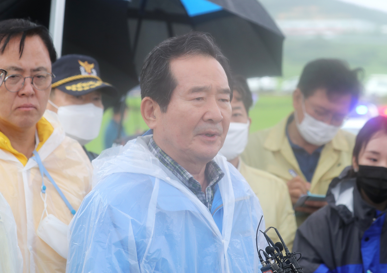 정세균 국무총리가 집중호우 피해·복구 현장 점검으로 8일 오전 충남 아산 온양천 일대를 찾아 현황 설명을 들은 뒤 당부의 말을 전하고 있다. 연합뉴스