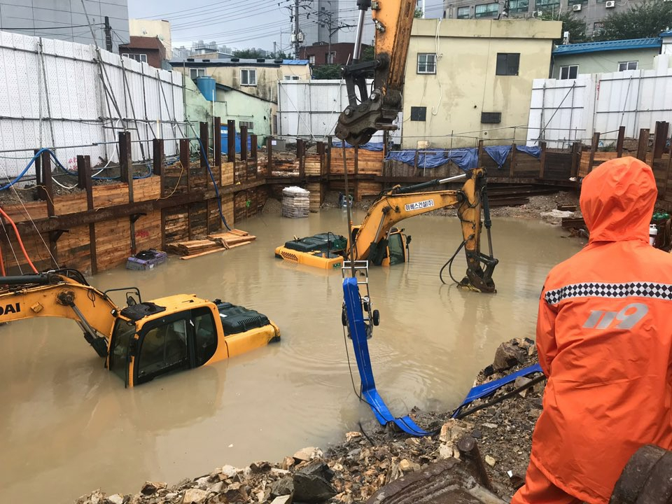 7일 오후부터 8일 오전까지 부산지역에 251㎜의 폭우가 내리면서 옹벽과 축대가 무너져 내리는 등 피해가 잇따르고 있다. 부산 영도구 청학동 한 공사장이 침수돼 배수 작업을 하고 있다. 연합뉴스