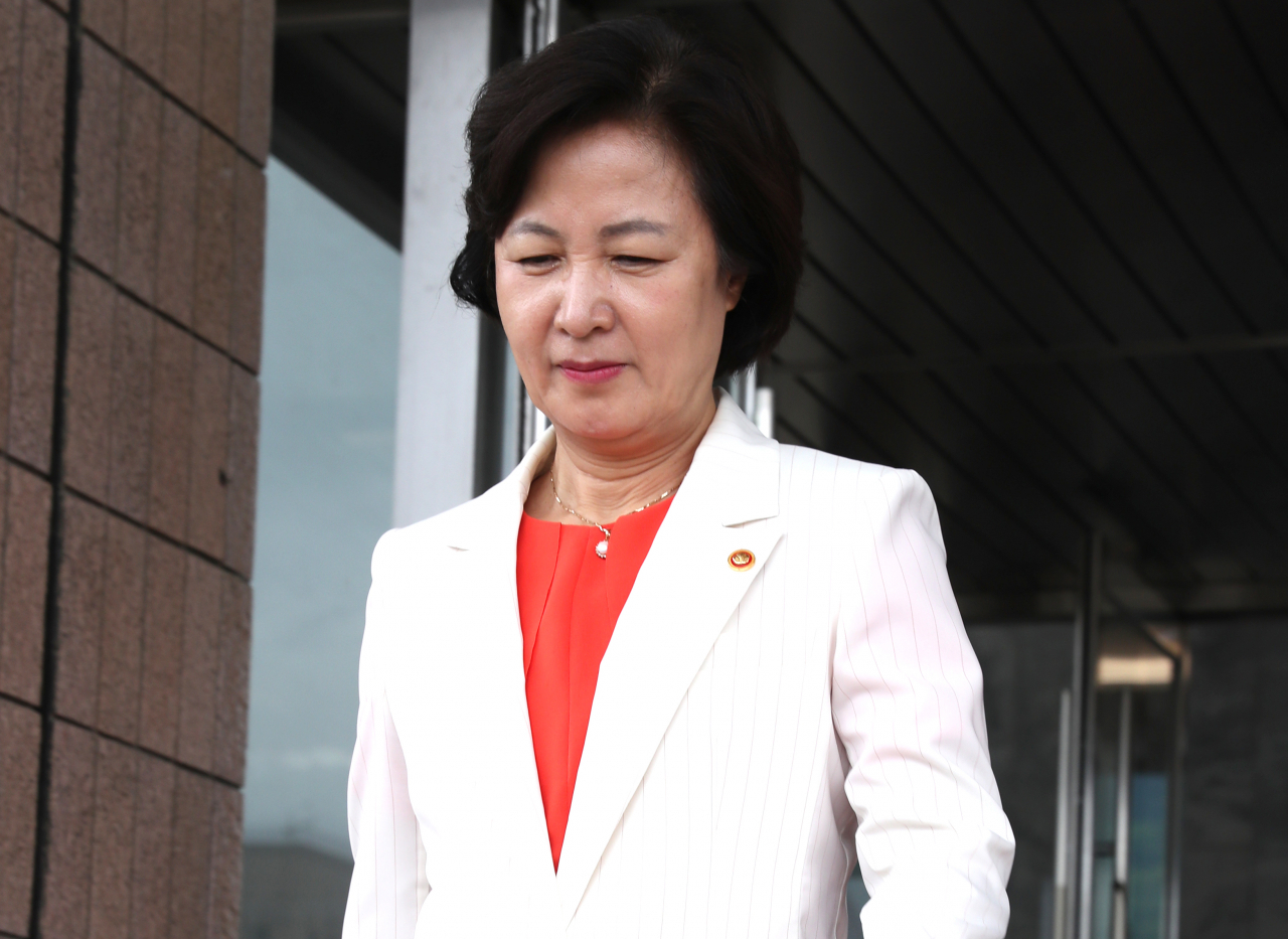 검사장급 이상 간부 인사가 발표된 지난 7일 추미애 법무부 장관이 경기도 정부과천청사 법무부를 나서고 있다. [연합]